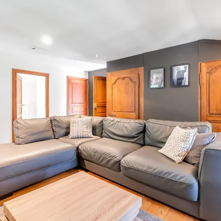 Plush In With Swimming Pool 라로셰안알데네